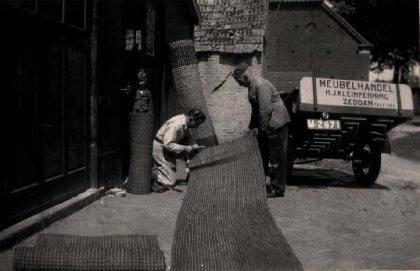 Kleinpenning H bij meubelhandel met Theo r1947.jpg