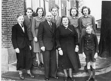 Kleinpenning H met gezin Zeddam r1949.jpg