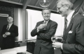 Burgemeester Eland in gesprek met Jan Terlouw. Op de achtergrond wethouder Stein 05-02-1993.png