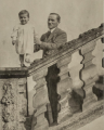 Jan Herman van Heek met zijn eerste dochter Maria Aurelia Christine op de trap bij kasteel Bergh, circa 1915.png