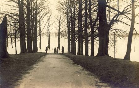 Bestand:1926 gezicht op hoog water vanaf de wal.jpg