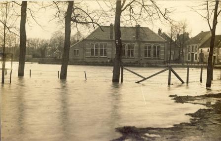 Bestand:1926 hoog water met o.a. de openbare school aan de Emmerikseweg.jpg