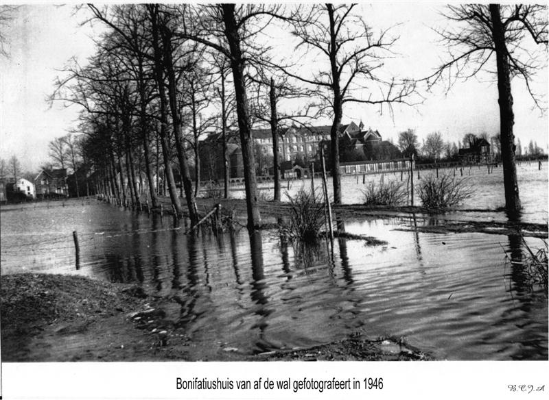 Onderaan de wal waar deze ophoudt.1946 overstroming