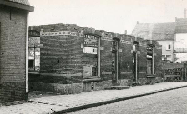 Bestand:Afbraak huis Klinkerstraat 1954.png