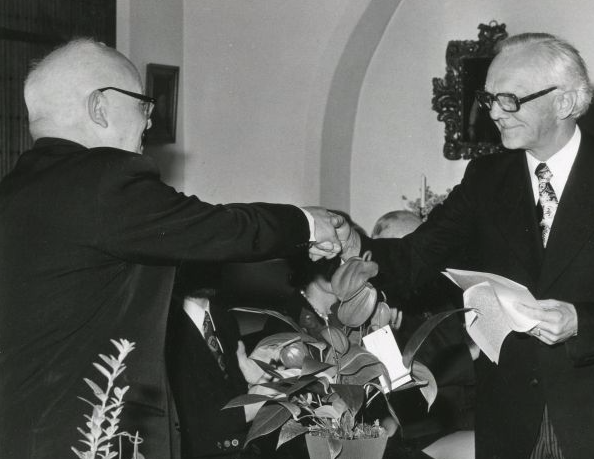Bestand:Afscheid van dominee A. Bloemendaal. Rechts ouderling J. Stemerdink 1974.png