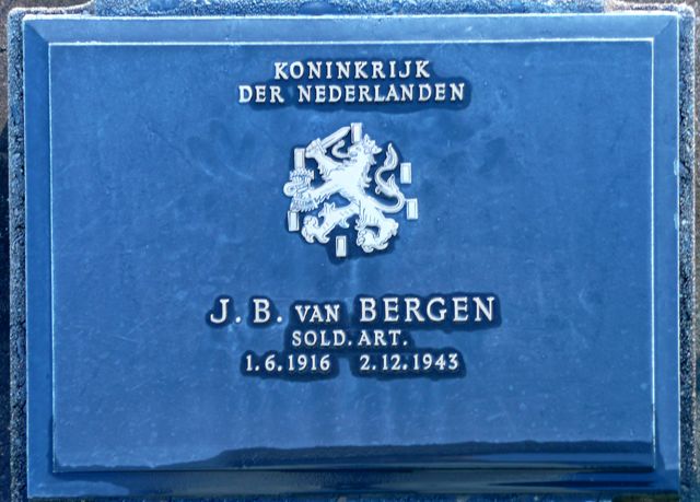 Bestand:Bergen JB grafsteen Thailand.jpg
