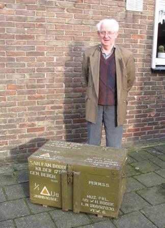 Bestand:Bodde Wim, scheepkist met broer Bernard.jpg