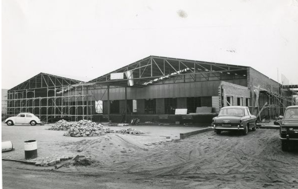 Bestand:Bouw bedrijfshal transportbedrijf Wim Bosman 09-02-1972.png