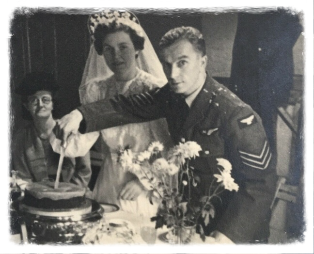 Bestand:Clayton and Monica Ivy Young Clayton on wedding day.png