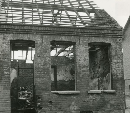 Bestand:Foto uit 1947 Klinkerstraat 11, sinds de bevrijding niet hersteld.png