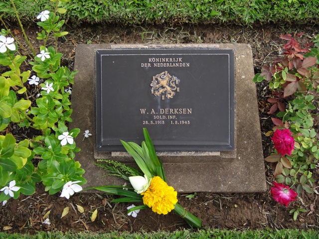 Bestand:Grafsteen Derksen op Kanchanaburi in Thailand.jpeg