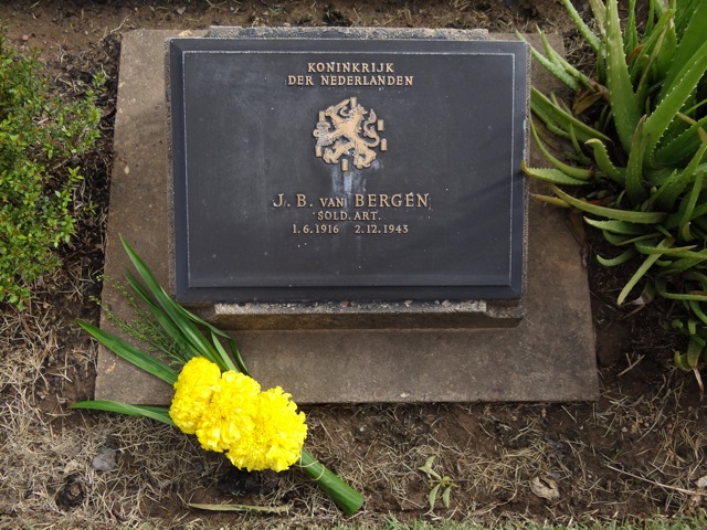 Bestand:Grafsteen Van Bergen op Kanchanaburi in Thailand.jpeg