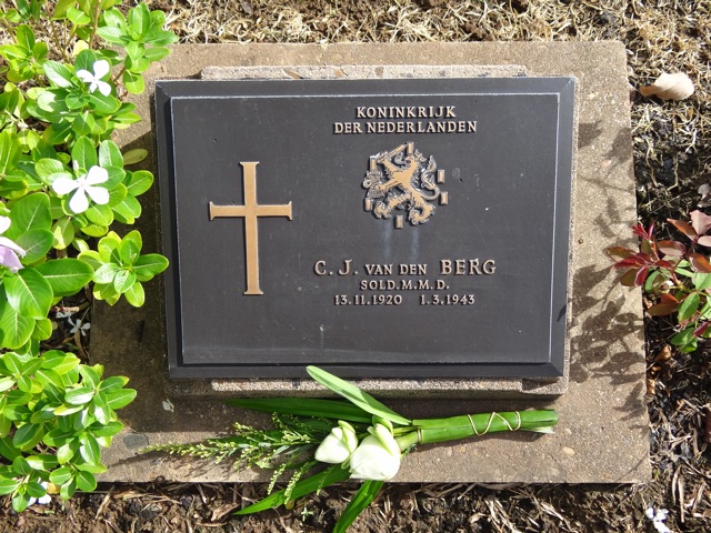 Bestand:Grafsteen Van den Berg op Kanchanaburi in Thailand.jpeg