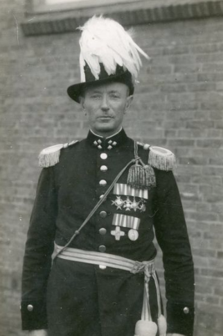 Bestand:H.F. Gerritsen, commandant schutterij 'Sint Oswaldus' circa 1935.png