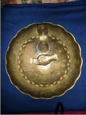 Bestand:Herschaalde kopie van bord geschonken aan de soos van het gild.jpg