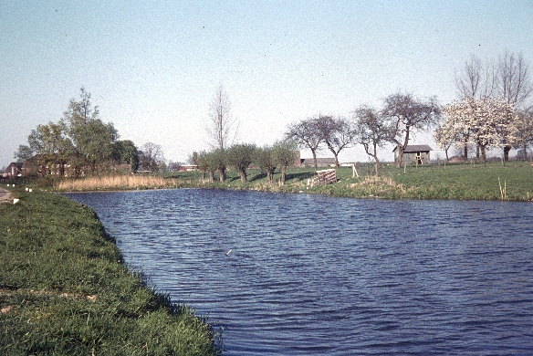 Bestand:Het water van De Laak Azewijn 14-04-1974.png