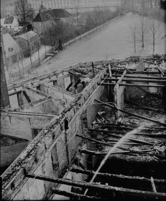 Bestand:Huis Bergh na de brand 5 kl.jpg