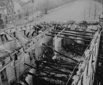 Bestand:Huis Bergh na de brand 6 kl.jpg