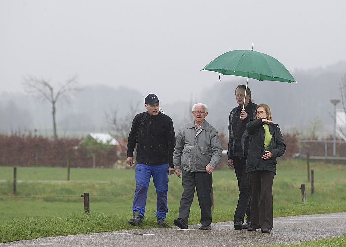 Berndje Bodde (tweede van links) loopt naar de herdenkingsplek in Kilder, omringd door Clemens Harmsen (links) en Caroline Mardon en haar vriend. foto Theo Kock
