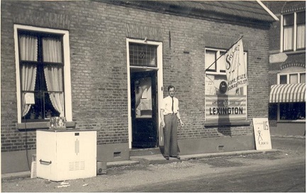 Kleinpenning F 1958 eerste sigarenzaak Zeddam.jpg