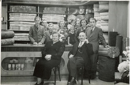 Theo Kleinpenning (1927) met zijn ouders en broers en zussen in de door hem geopende meubelzaak in 1952 aan de Benedendorpsstraat in Zeddam.