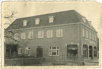 Meubelzaak van Theo Kleinpenning (1927) aan de Benedendorpsstraat 20a in Zeddam.