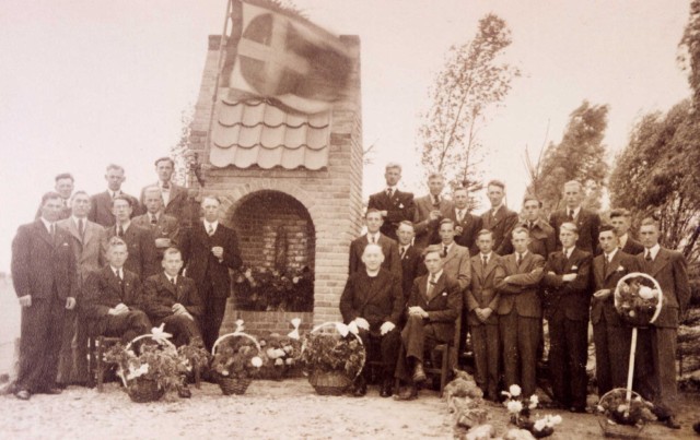 Jonge boeren Beek bij de Mariakapel