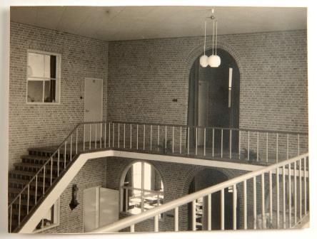 Bestand:Mariaschool galerij hal.jpg