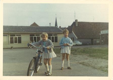 Bestand:Marktplein met keet technische school 1965 kl.jpg