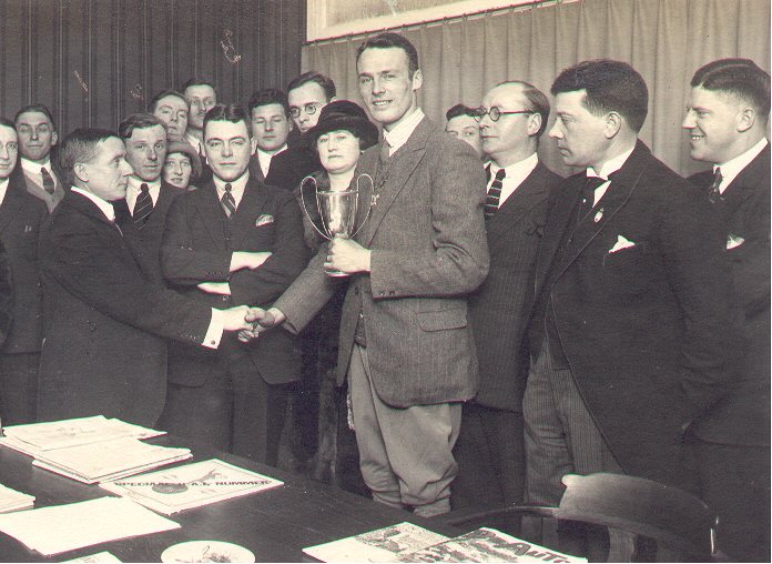 Bestand:Motorwedstrijd beker 1926.jpg