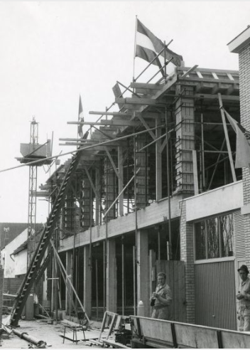 Bestand:Nieuwbouw Raiffeisenbank circa 1955.png