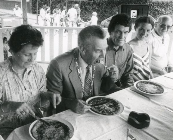 Bestand:Opening braderie. Burgemeester Jeuken tweede van links daarnaast dokter S. Miedema en zijn vrouw. Geheel rechts zit de heer René Hendricksen 28-07-1983.png