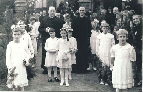 Bestand:Pastoor A Hendrix (links) van Beek.jpg