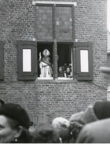 Bestand:Sinterklaas op het gemeentehuis 28-11-1954.png