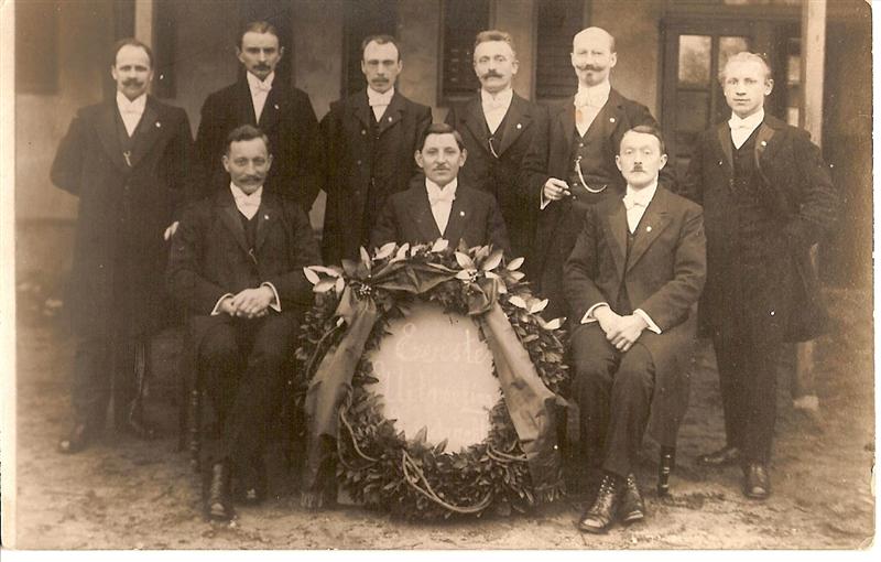 Bestand:Sjoert boonstra zittend uiterst rechts Eendracht (Medium).jpg