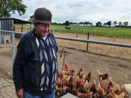 Bestand:Theet Tiggelovend met helm.jpg