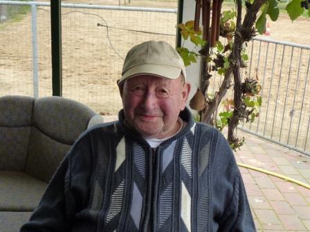 Bestand:Theet Tiggelovend met pet.jpg