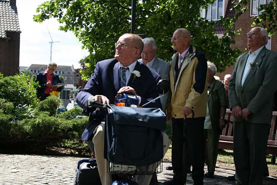 Bestand:Veteranendag 2008 Piet Vink.jpg