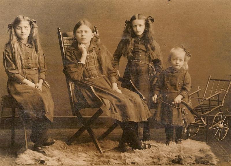 Bestand:Vlnr Fre, Martha, Jo en Lieda Boonstra (Medium).jpg