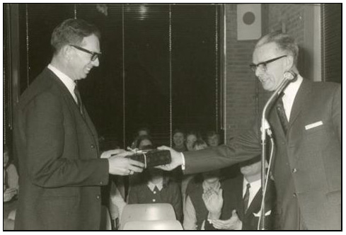 Bestand:W.Woerde 25 jaar onderwijzer en Dhr.Cremer.jpg