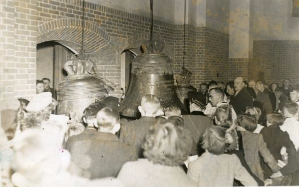 Bestand:Wijding van de nieuwe luidklokken voor de nieuwe Rooms-Katholiek kerk, door Deken van de Loo uit Etten De klokken zijn geleverd door de fa. Th. Hoegen uit Duivendrecht en wegen resp. 1200, 850 en 600 kg.png