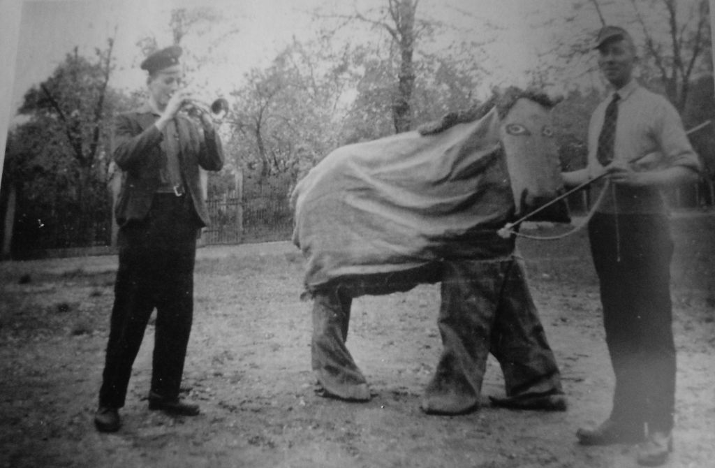 Foto zoals gepubliceerd in de boeken Gedwongen Vriendschap en Fremde Gäste