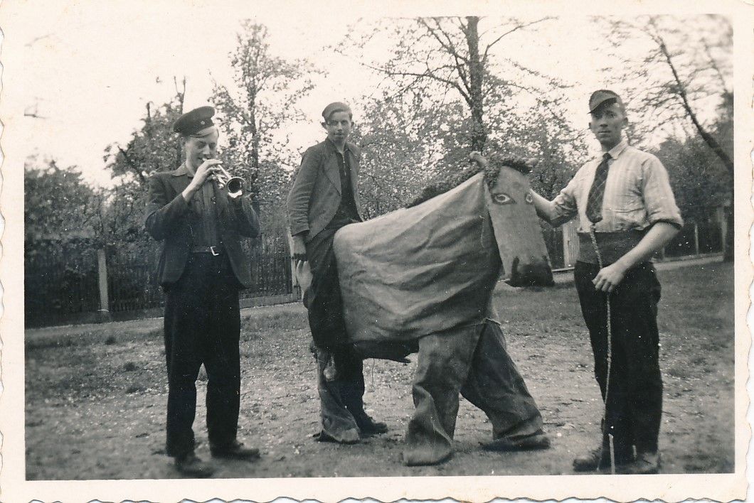 18 April / 21 Mei 1945: Herhaling circusact links: Cees Davidse met trompet, midden (op de rug): Paul den Boer, rechts: Willem Hermsen als circusdirecteur