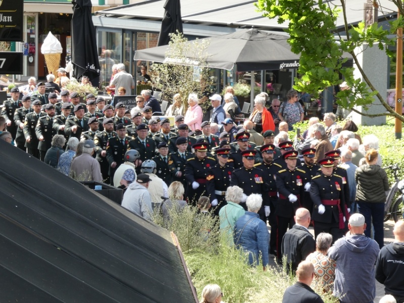 Bestand:13 De Canadese militairen macheren vanuit de molenstraat naar de Bleek..jpg