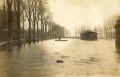 1926 hoog water met links Don Rua en rechts het tramhuis.jpg