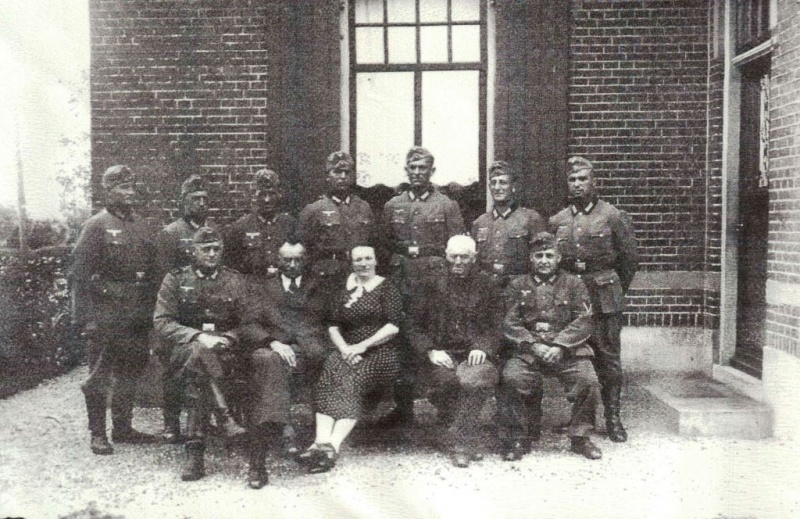 Bestand:1945 Duitse soldaten ingekwartierd bij Te Wiel in Azewijn.jpg