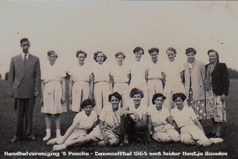 Bestand:1954 Leiding handbalclub bew.jpg
