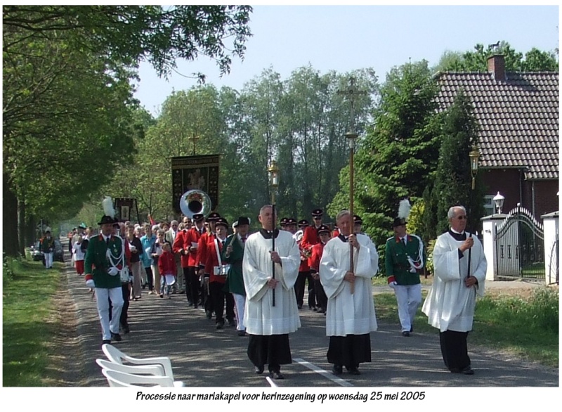 Bestand:2005 Processie naar kapel.JPG