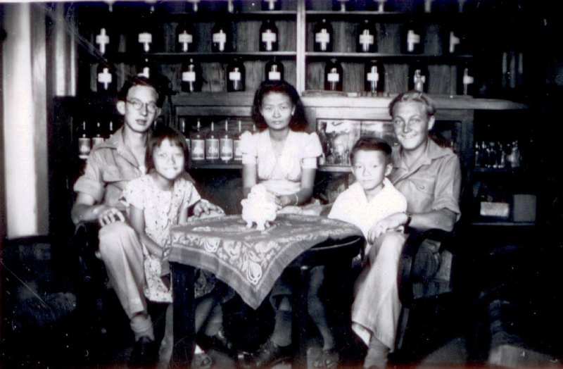 Bestand:A.Berentsen - Indië Chinese familie.JPG