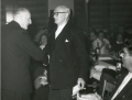 Afscheid de heer Kolner rechts, hoofd van de school in zaal 't Klaphek, links burgermeester de Leeuw 30 september 1960.png